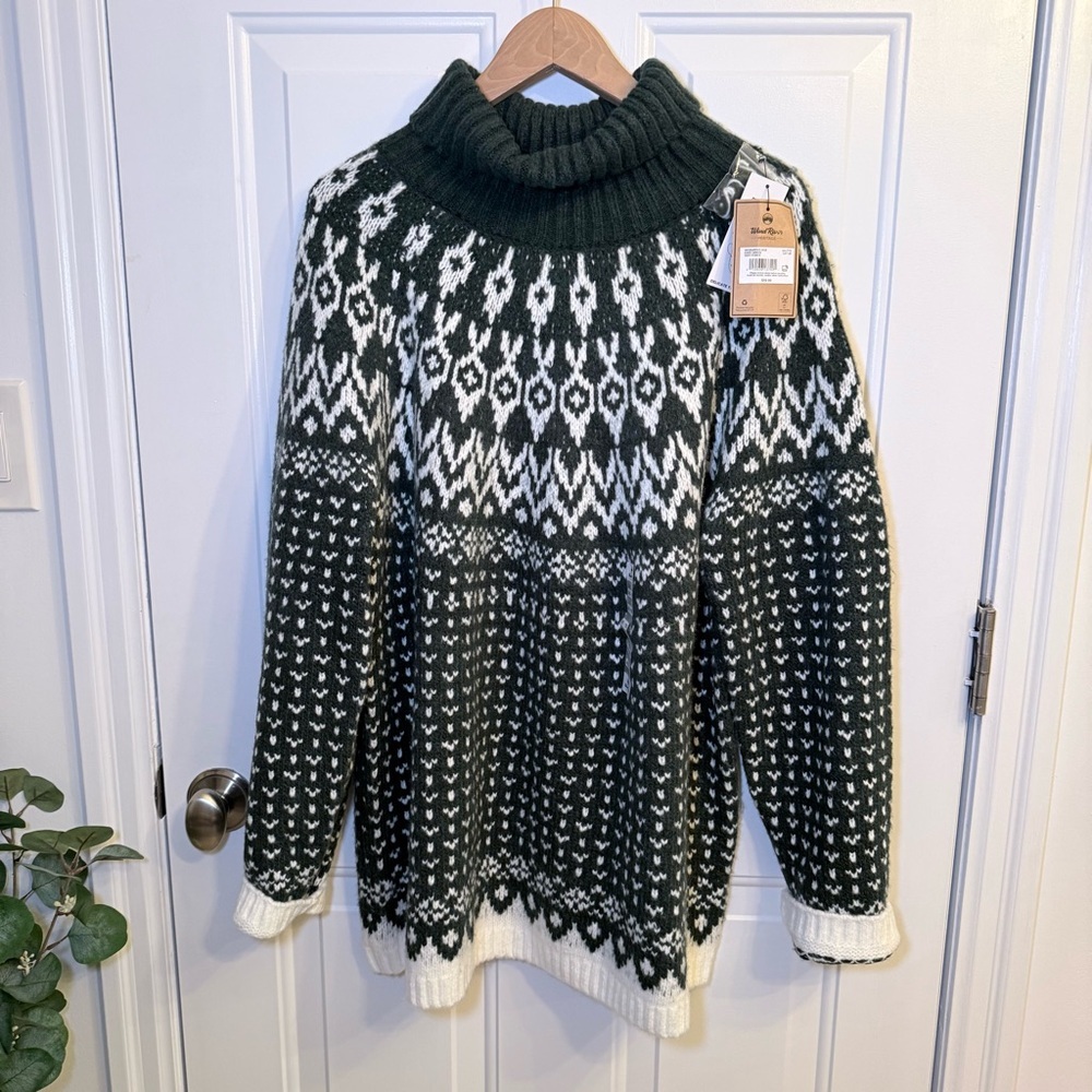 Elegant Forest Green and White Turtleneck Sweater